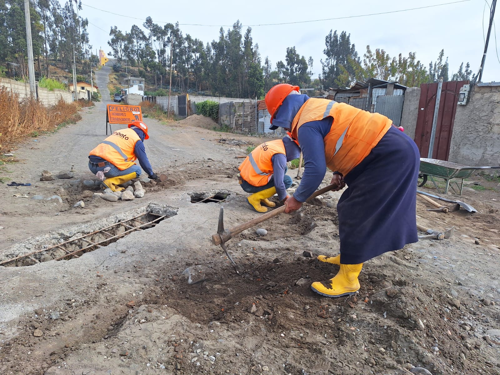  GADP PICAIHUA Y LA MUNICIPALIDAD DE AMBATO TRABAJAN EN EL MANTENIMIENTO DE LA VÍA LUCIO SÉNECA